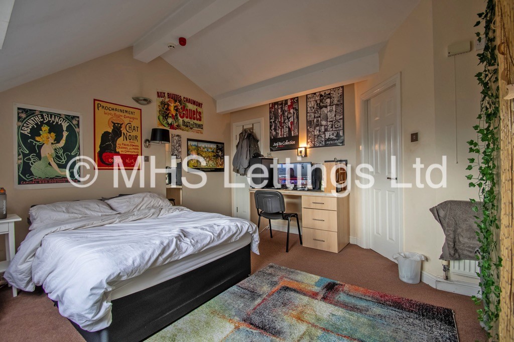 Photo of 3 Bedroom Flat in Flat 24, Broomfield Crescent, Leeds, LS6 3DD