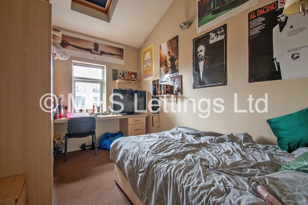 Photo of 3 Bedroom Flat in Flat 24, Broomfield Crescent, Leeds, LS6 3DD
