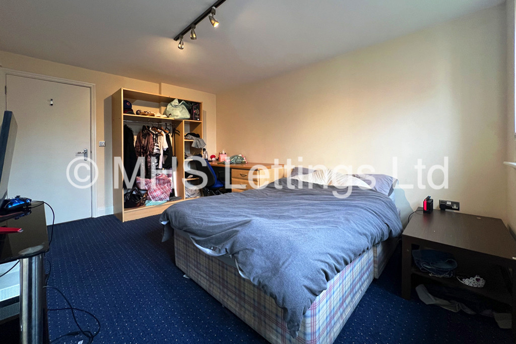 Photo of 3 Bedroom Apartment in 2 Railway Apartments, Leeds, LS5 3GY