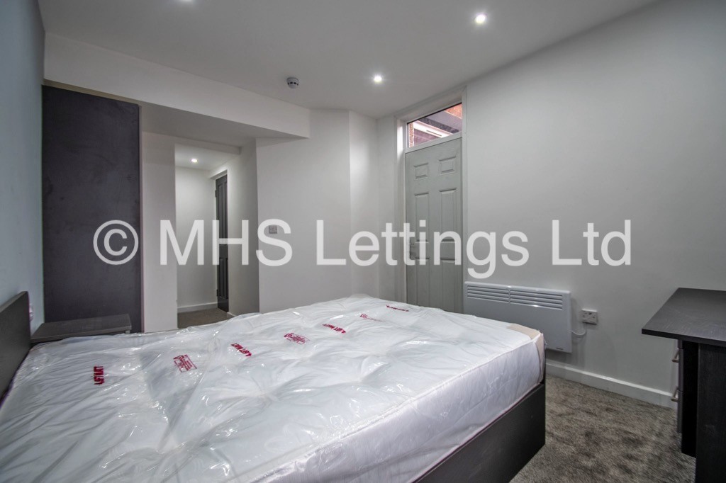 Photo of 2 Bedroom Apartment in Flat 1, 12 Noster Hill, Leeds, LS11 8QE