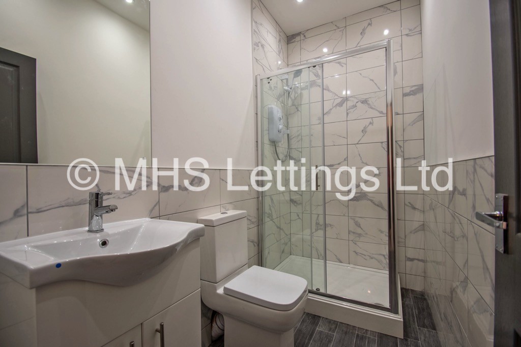 Photo of 3 Bedroom Apartment in Flat 2, 12 Noster Hill, Leeds, LS11 8QE