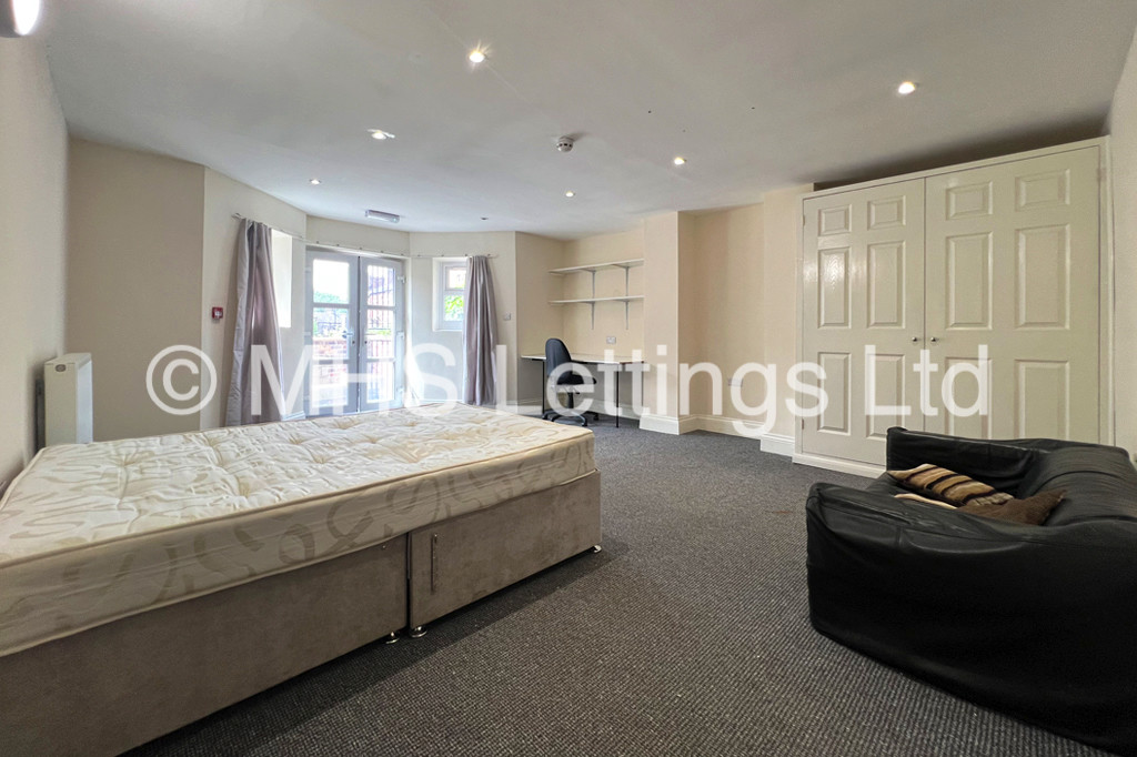Photo of 4 Bedroom Flat in Flat 1, 11 Regent Park Terrace, Leeds, LS6 2AX