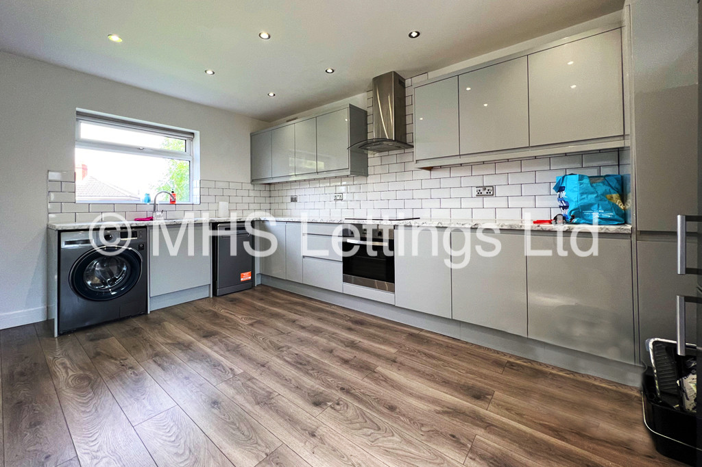 Photo of 3 Bedroom Semi-Detached House in 496 Dewsbury Road, Leeds, LS11 8ES