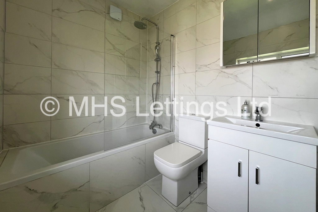 Photo of 3 Bedroom Semi-Detached House in 496 Dewsbury Road, Leeds, LS11 8ES