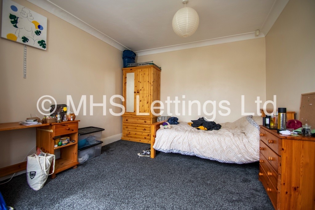 Photo of 5 Bedroom Semi-Detached House in 8 Trenic Drive, Leeds, LS6 3DJ