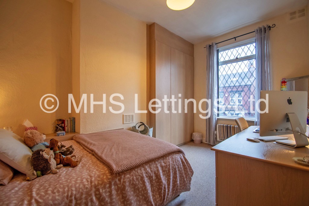 Photo of 3 Bedroom Mid Terraced House in 10 Morris Grove, Leeds, LS5 3EZ