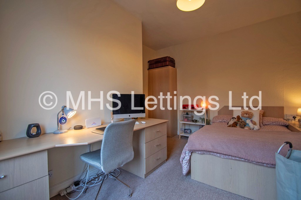 Photo of 3 Bedroom Mid Terraced House in 10 Morris Grove, Leeds, LS5 3EZ