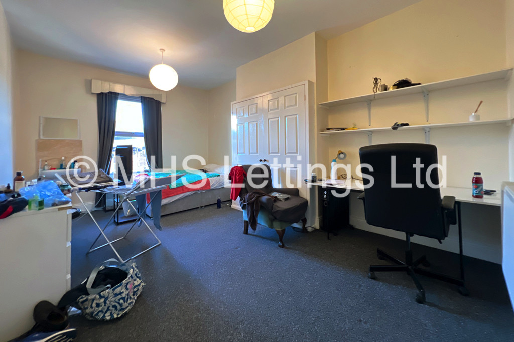 Photo of 9 Bedroom Mid Terraced House in 199 Hyde Park Road, Leeds, LS6 1AH