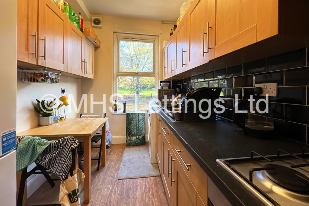 Photo of 9 Bedroom Mid Terraced House in 199 Hyde Park Road, Leeds, LS6 1AH