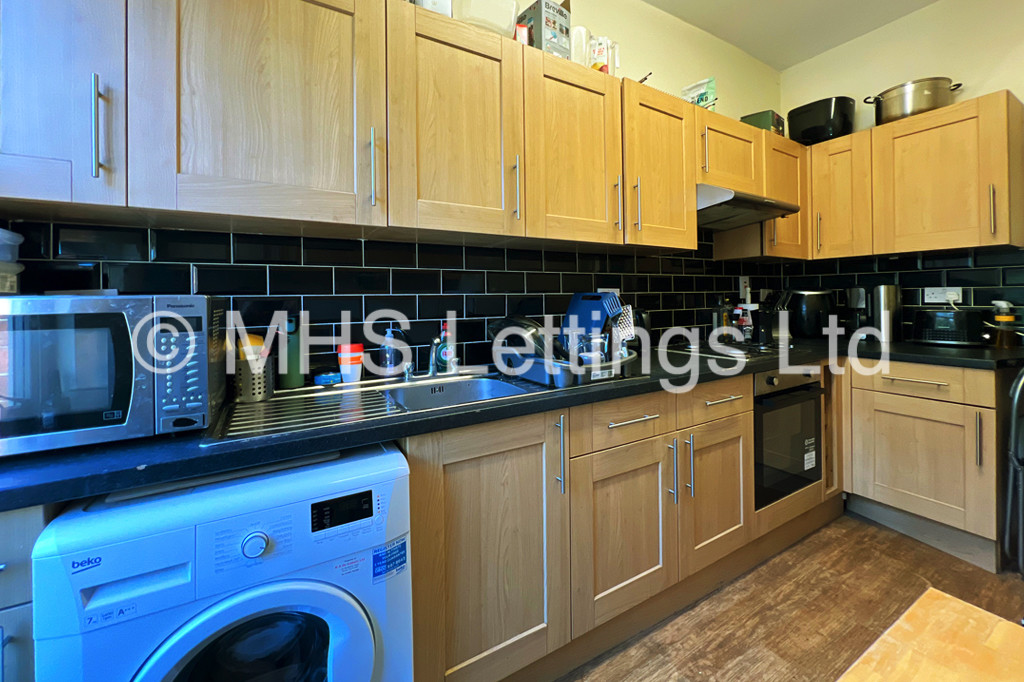 Photo of 9 Bedroom Mid Terraced House in 199 Hyde Park Road, Leeds, LS6 1AH