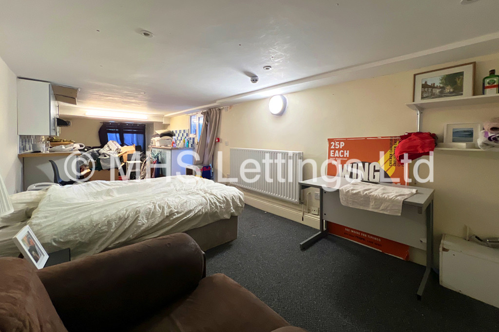 Photo of 9 Bedroom Mid Terraced House in 199 Hyde Park Road, Leeds, LS6 1AH