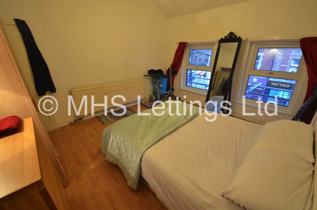 Photo of 2 Bedroom Apartment in 15 Hyde Park Corner, Leeds, LS6 1AF