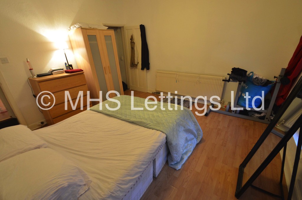 Photo of 2 Bedroom Apartment in 15 Hyde Park Corner, Leeds, LS6 1AF