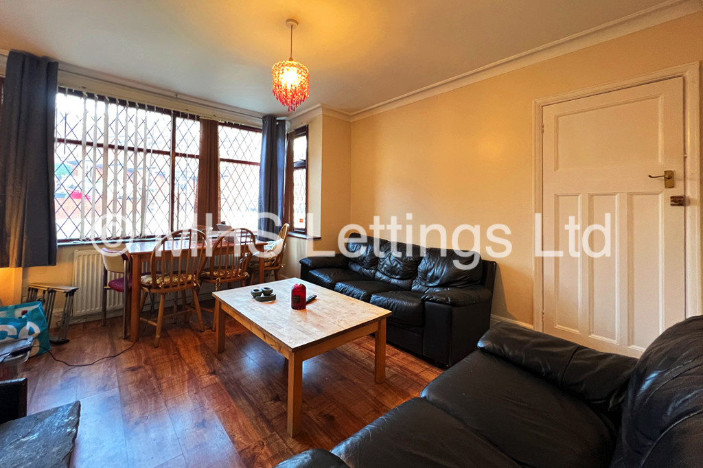 Photo of 4 Bedroom Semi-Detached House in 42 Richmond Avenue, Leeds, LS6 1DB