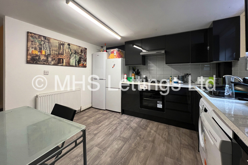 Photo of 5 Bedroom Mid Terraced House in 18 Ashville Avenue, Leeds, LS6 1LX