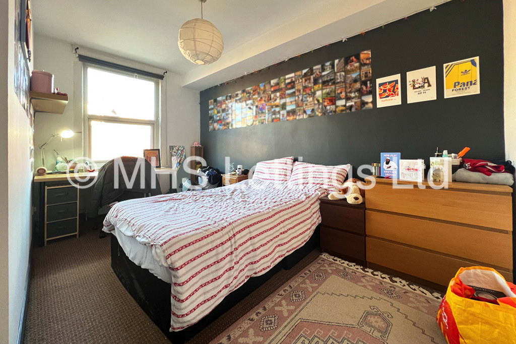 Photo of 4 Bedroom Mid Terraced House in 10 Mayville Place, Leeds, LS6 1NE