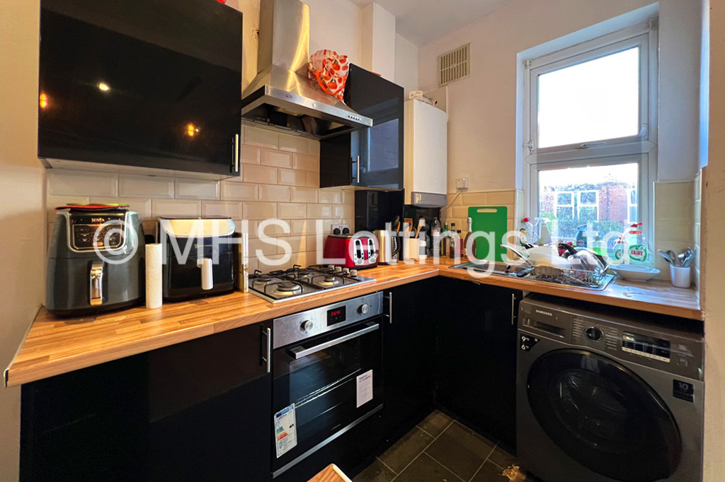 Photo of 4 Bedroom Mid Terraced House in 10 Mayville Place, Leeds, LS6 1NE