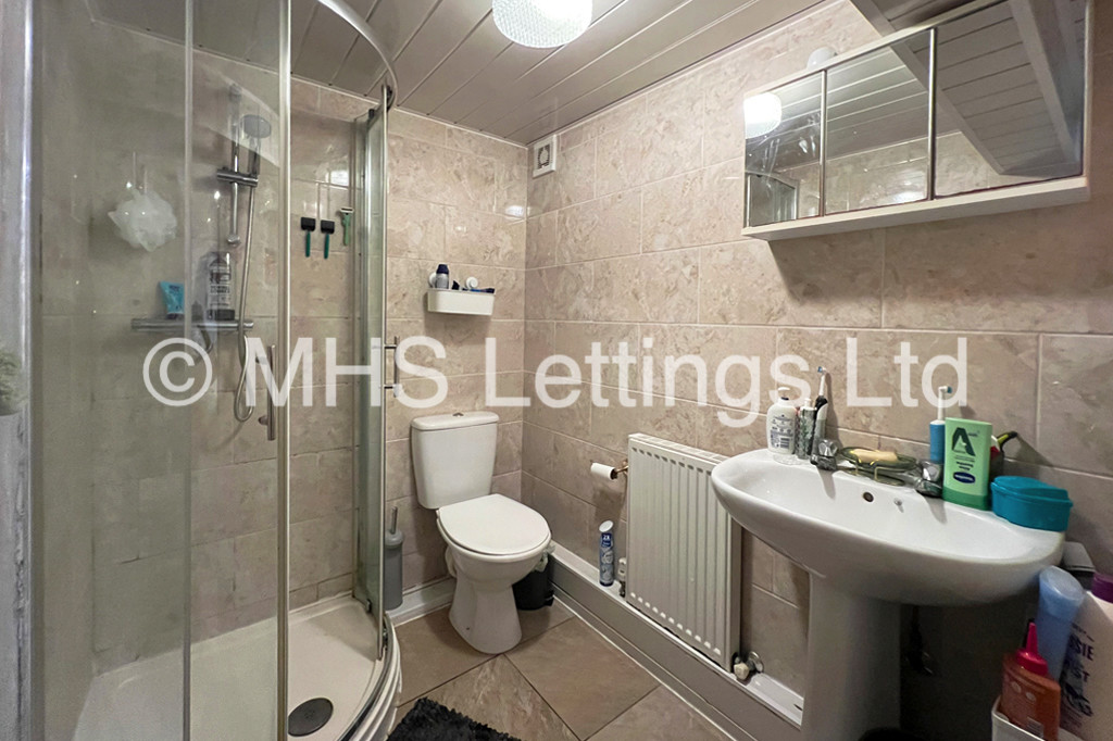 Photo of 4 Bedroom Mid Terraced House in 10 Mayville Place, Leeds, LS6 1NE