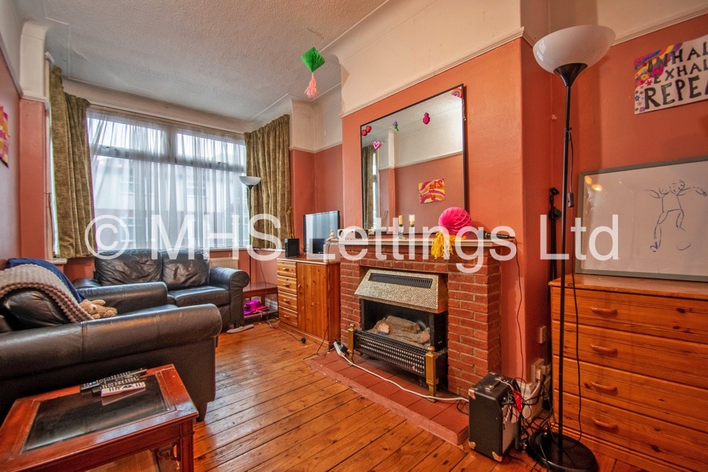 Photo of 4 Bedroom Mid Terraced House in 2a Hessle Avenue, Leeds, LS6 1EF