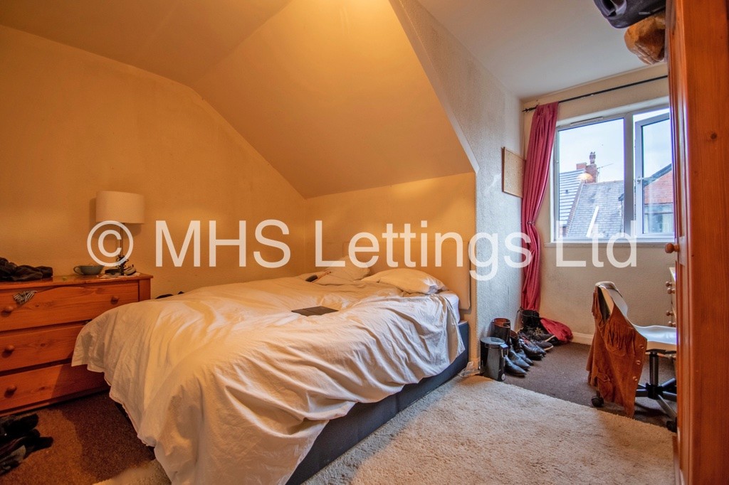 Photo of 4 Bedroom Mid Terraced House in 2a Hessle Avenue, Leeds, LS6 1EF