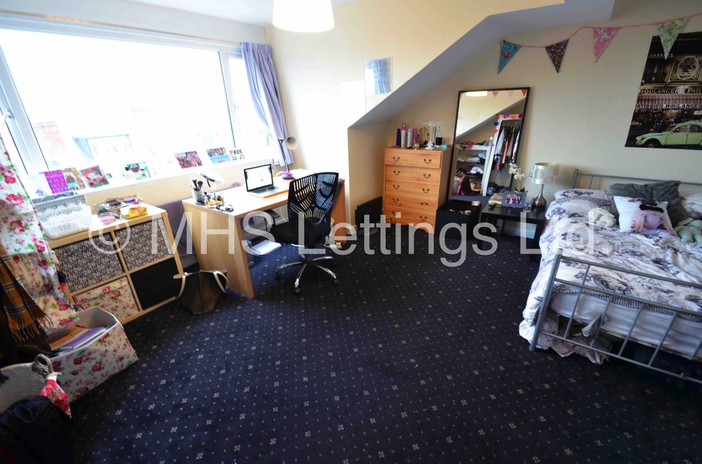 Photo of 6 Bedroom Mid Terraced House in 32 Ebor Place, Leeds LS6 1NR