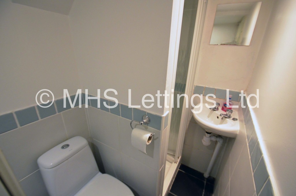 Photo of 4 Bedroom End Terraced House in 4 Broomfield View, Leeds, LS6 3DH