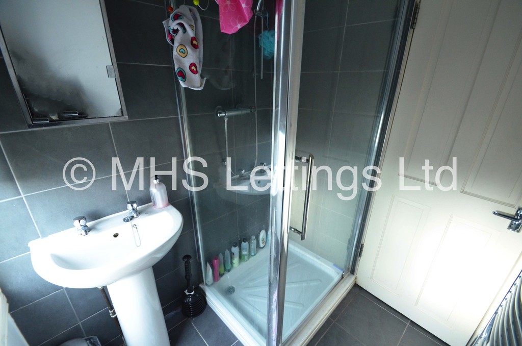 Photo of 4 Bedroom End Terraced House in 4 Broomfield View, Leeds, LS6 3DH