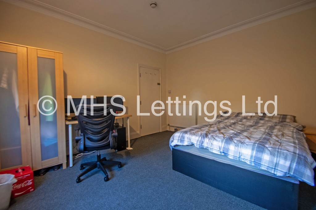 Photo of 5 Bedroom Mid Terraced House in 7 Norville Terrace, Leeds, LS6 1BS