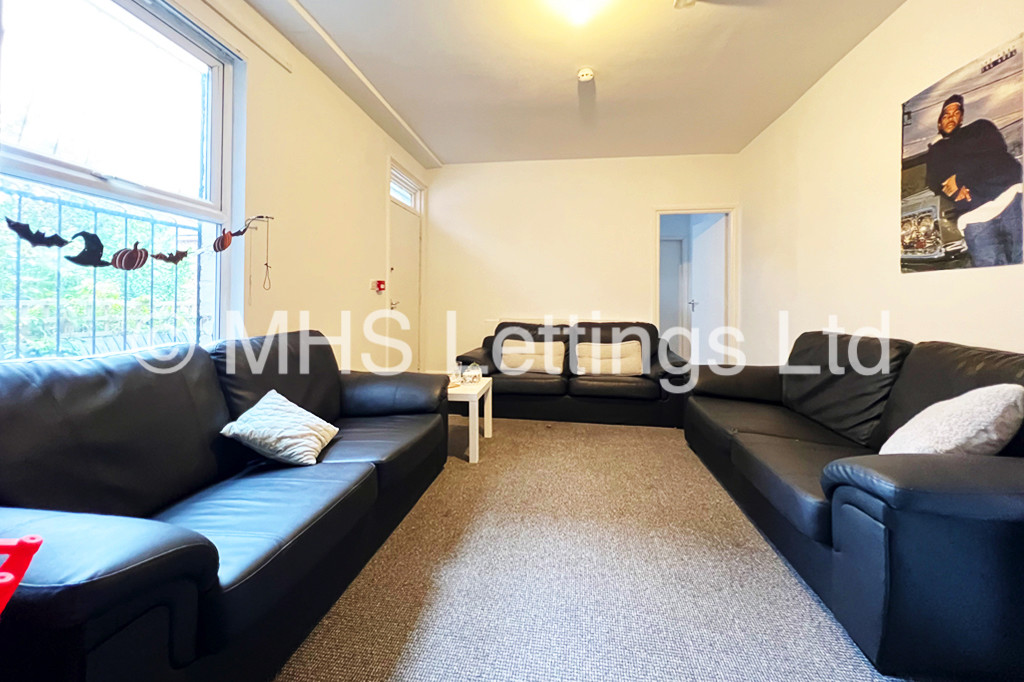 Photo of 9 Bedroom Mid Terraced House in 42 Hanover Square, Leeds, LS3 1BQ