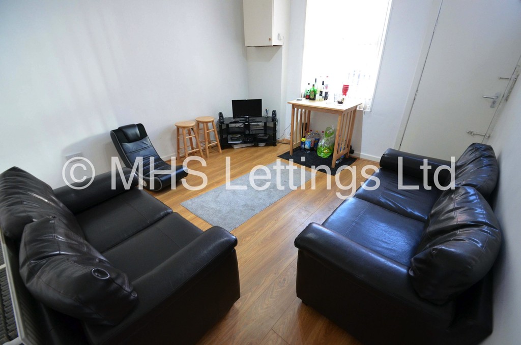 Photo of 5 Bedroom Mid Terraced House in 26 Hessle View, Leeds, LS6 1ER