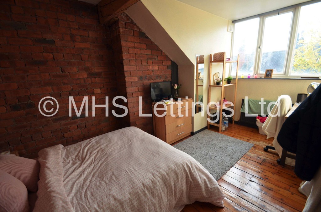 Photo of 5 Bedroom Mid Terraced House in 15 Hessle Terrace, Leeds, LS6 1EQ