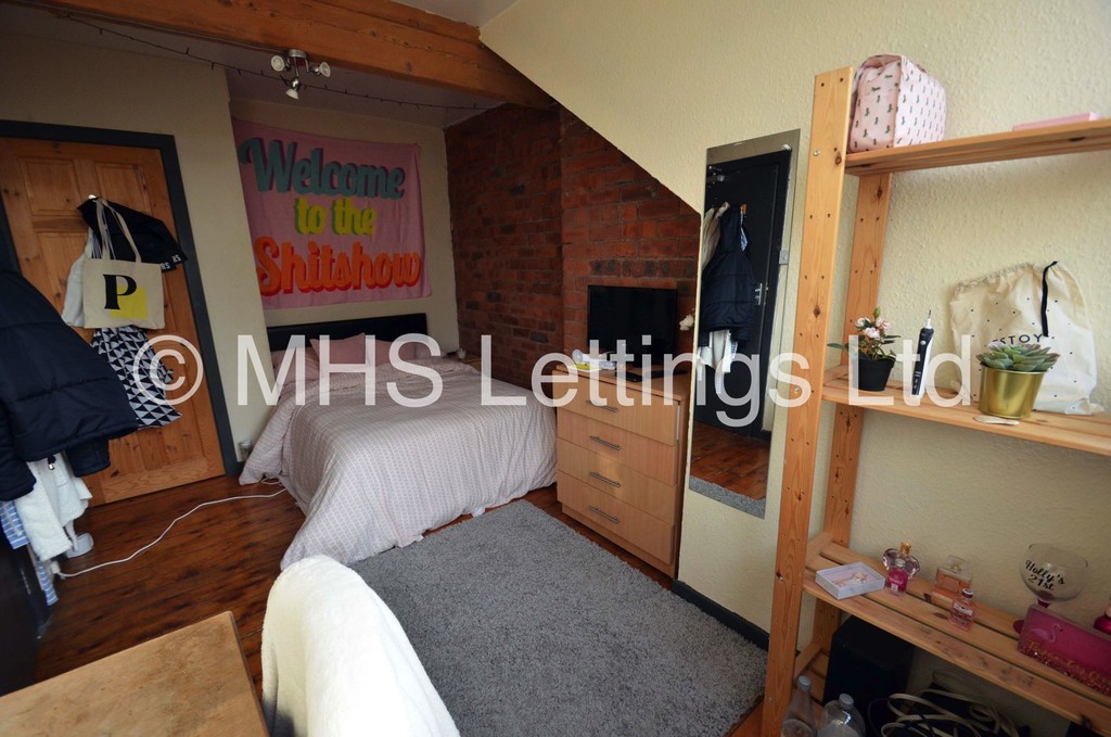 Photo of 5 Bedroom Mid Terraced House in 15 Hessle Terrace, Leeds, LS6 1EQ