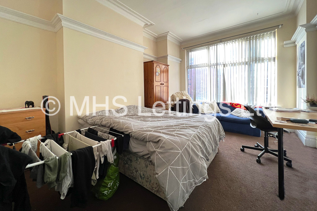 Photo of 6 Bedroom Mid Terraced House in 33 Chestnut Avenue, Leeds, LS6 1AZ