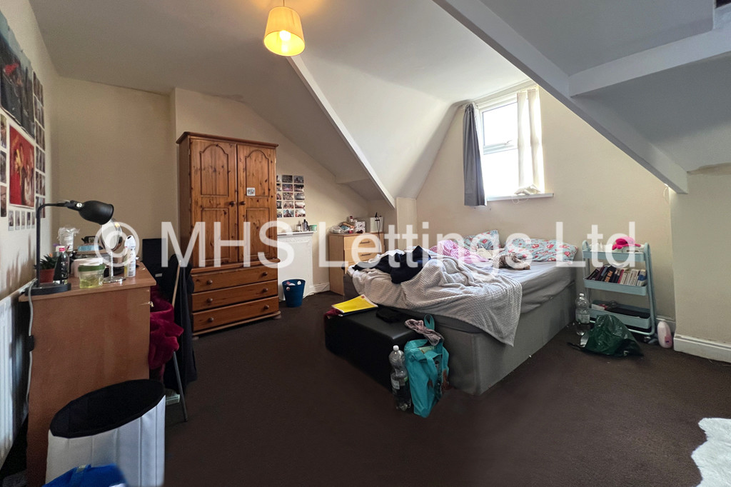 Photo of 6 Bedroom Mid Terraced House in 33 Chestnut Avenue, Leeds, LS6 1AZ