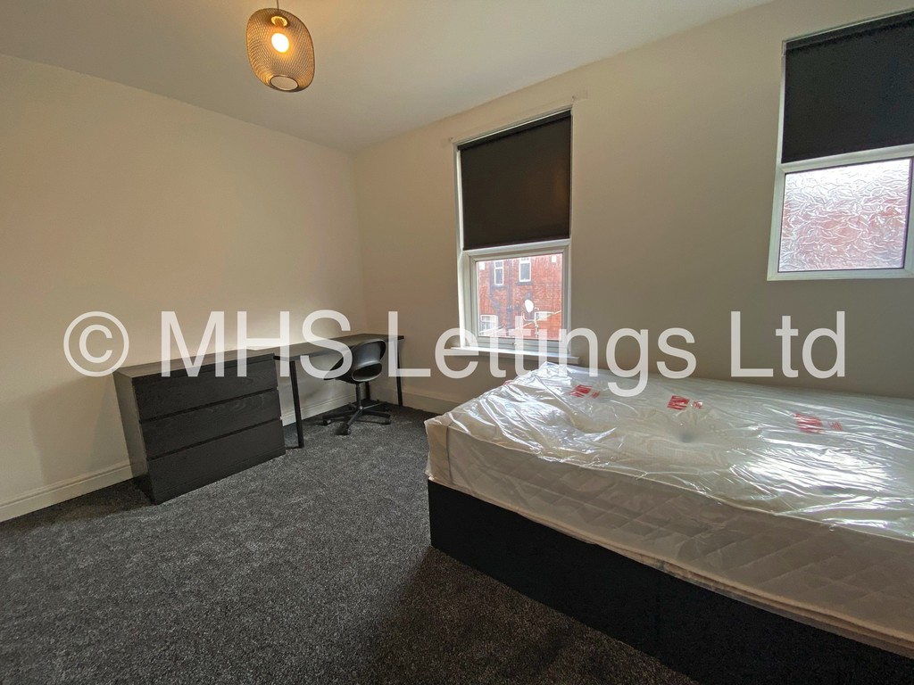 Photo of 5 Bedroom Mid Terraced House in 13 Mayville Place, Leeds, LS6 1NE