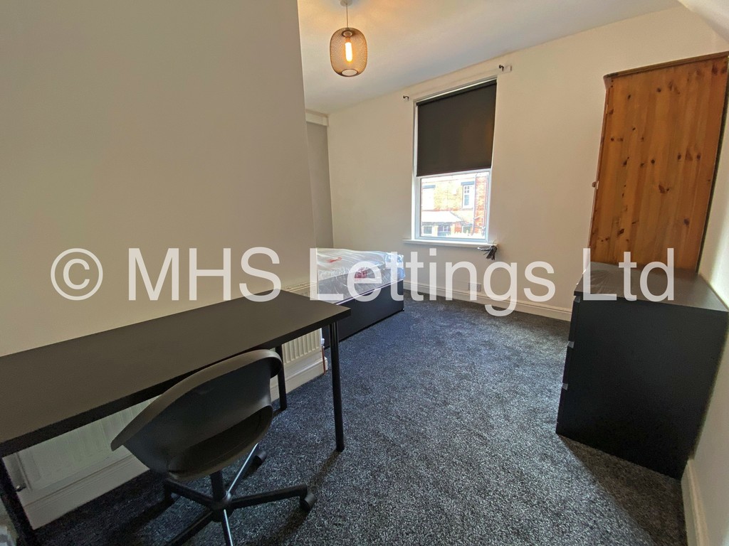 Photo of 5 Bedroom Mid Terraced House in 13 Mayville Place, Leeds, LS6 1NE