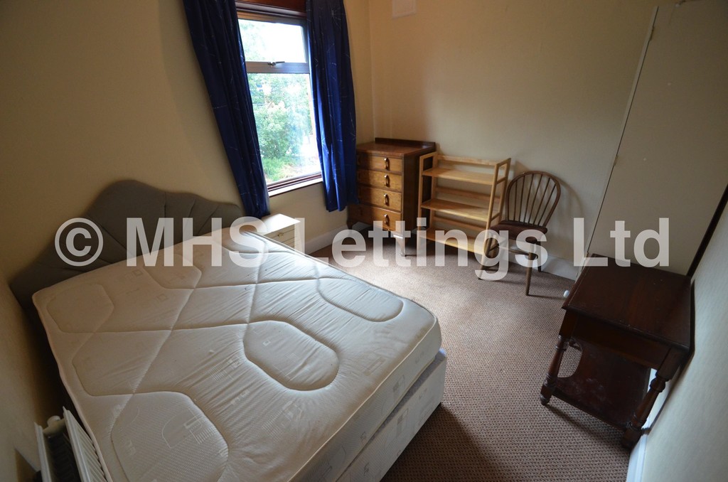 Photo of 7 Bedroom Semi-Detached House in 51 St. Michaels Lane, Leeds, LS6 3BR