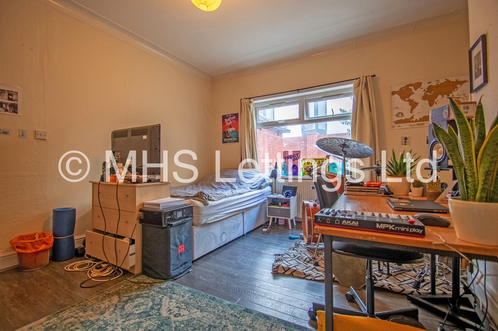 Photo of 7 Bedroom Semi-Detached House in 51 St. Michaels Lane, Leeds, LS6 3BR